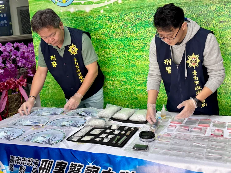 南市刑大在他落腳的小木屋起出大量毒品，還有60萬鉅款。翻攝照片