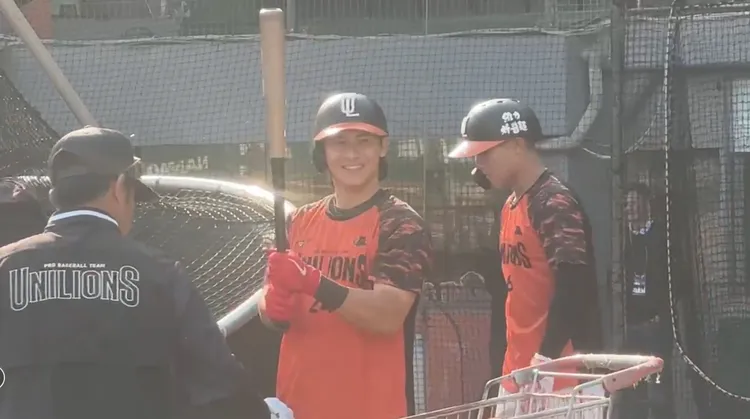 陳傑憲等待打擊練習時，也看向一旁守候的媒體。讀者提供