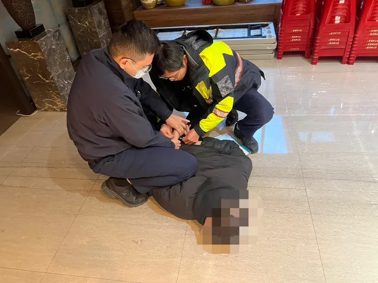 馮男於淡水住處遭逮，警員壓制上銬。翻攝畫面