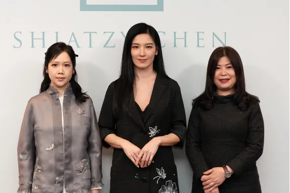 夏姿延續 22年來的公益傳統，活動部分所得將繼續捐助 教育部「學校教育儲蓄戶」，幫助經濟弱勢學童完成學業，讓知識與夢想得以延續。