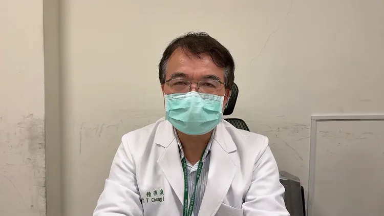 亞洲大學附設醫院急診部鍾侑庭主任，以台中市消防局醫療指導醫師召集人身份表示，金髮男壓胸的動作尚屬熟練。民眾提供