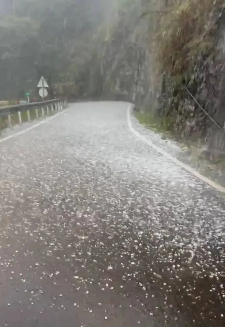 和平山區降下冰雹。翻攝記者爆料網