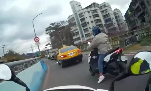 男騎車酒駕見警闖紅燈逃逸 警包抄攔截開4罰單