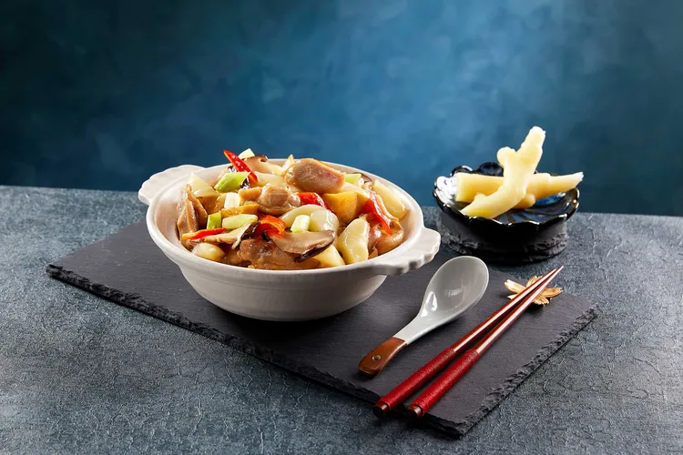 坪林茶油子薑雞煲(NT$680)。業者提供