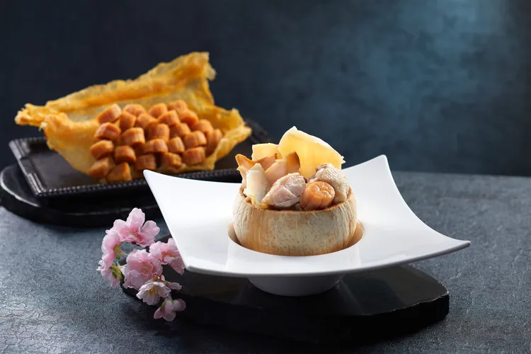 花膠響螺香水椰盅(每盅NT$680)。業者提供