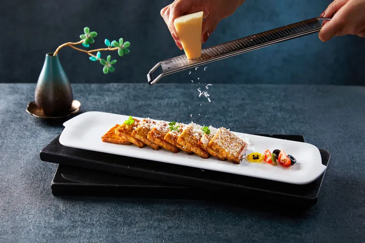 糖醋油封大甲芋佐帕瑪森芝士(NT$380)。業者提供