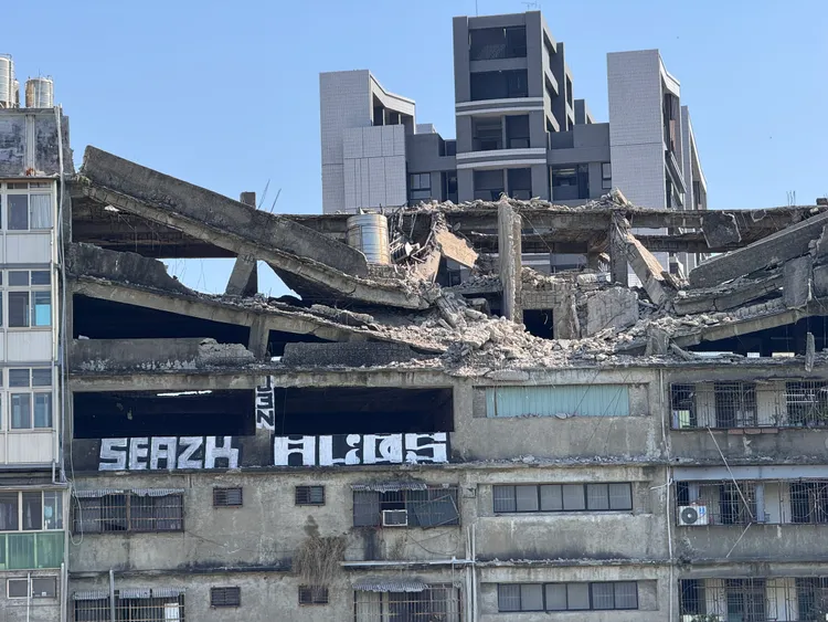 中市都發局邀集建築師、土木技師現勘，後續要補強或都更有待進一步鑑定。民眾提供