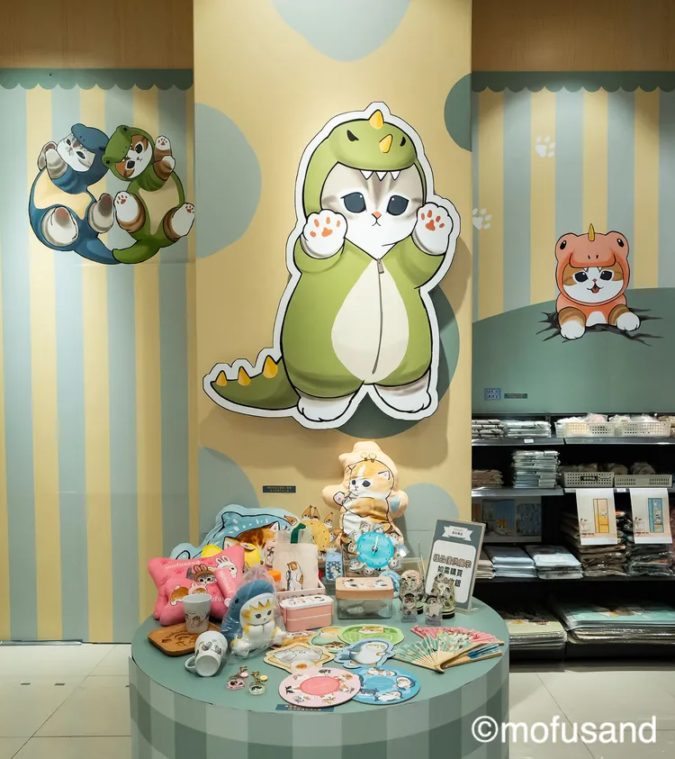 從外頭廣場到店內共推出六大打卡點，進店馬上看到揮小手的「暴龍喵歡迎你」。業者提供