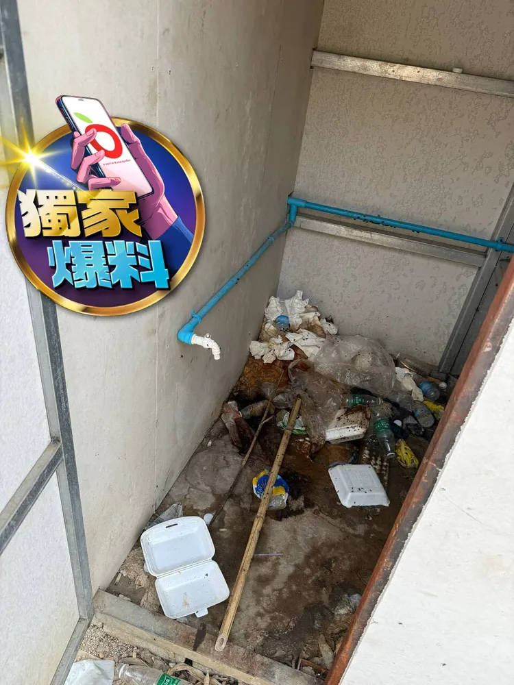 方先生說，連洗澡水上面都浮一層蛆，只能用野外接水的水桶洗澡，身上一件衣服需穿一個月。受害者提供