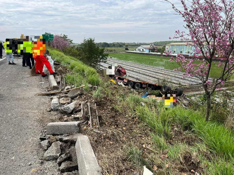 同路段上午發生聯結車、轎車事故，連結車衝出邊坡，現在還未吊起。翻攝照片