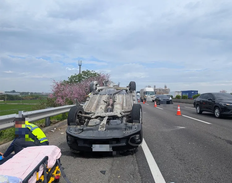 轎車則是四腳朝天占用路肩、外側車道。翻攝照片
