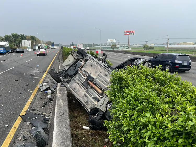 大貨車、小轎車都衝上中央分隔島。翻攝照片