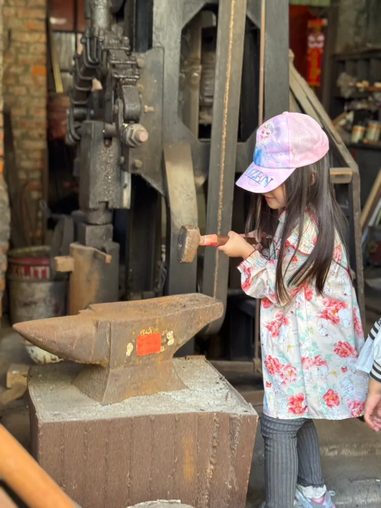 古城樂舞・鳳山文化漫遊走讀打鐵街體驗打鐵工藝。運發局提供