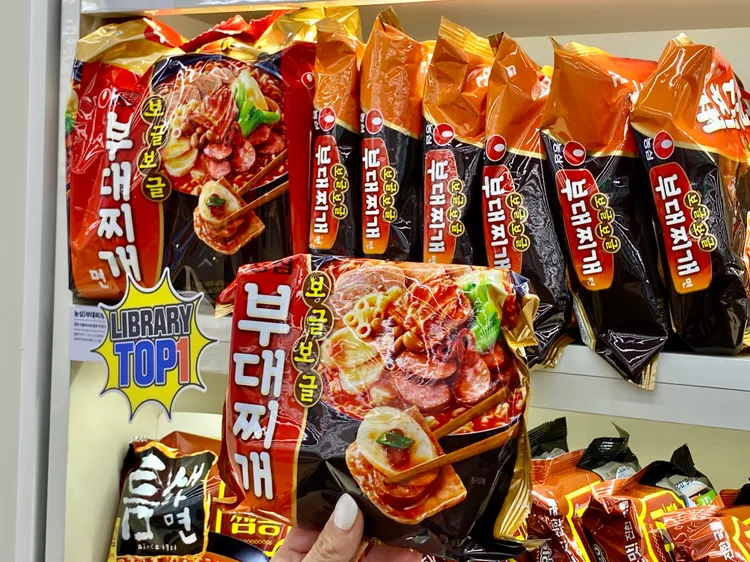 業者曝光店內的泡麵銷售排行榜，第一名竟然不是大家熟悉的辛拉麵，而是同品牌的農心部隊鍋口味。莊偉祺攝