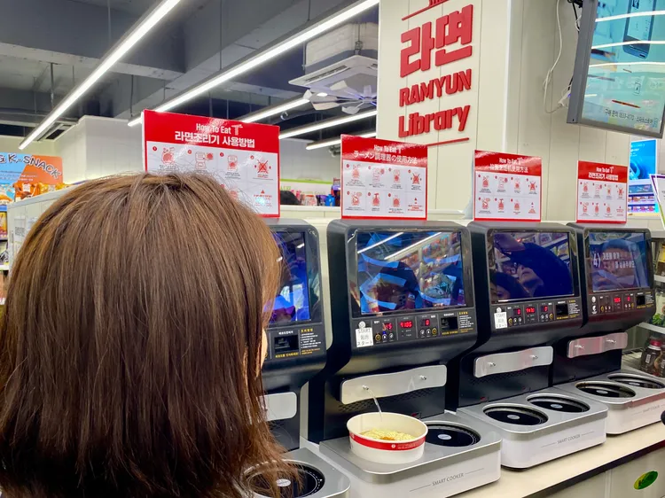 CU超商內有整排現煮泡麵機結帳完就可使用。莊偉祺攝