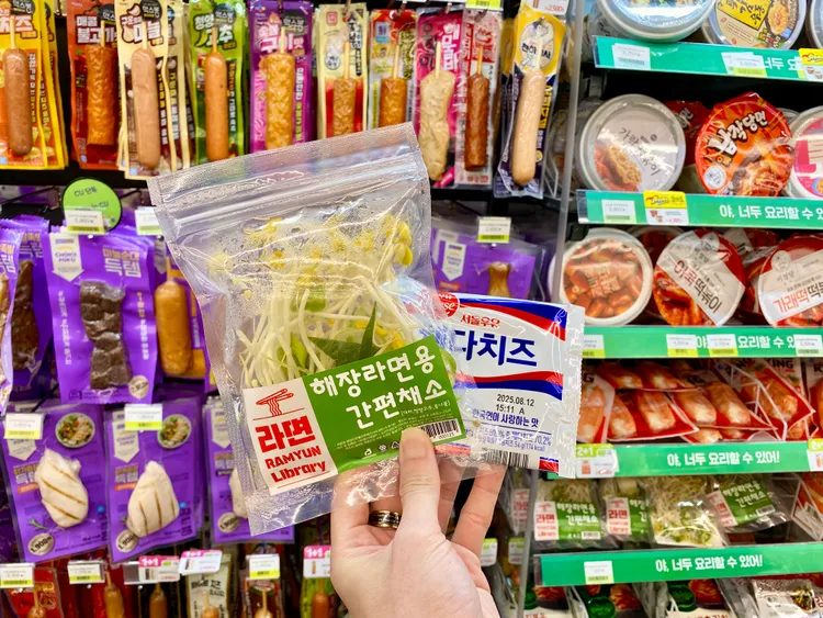 CU超商內就有販售許多現煮泡麵的配料，包含韓國人最愛的豆芽蔬菜包、起司片等。莊偉祺攝