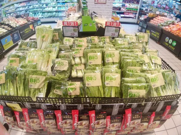 量販店推出指定生鮮買1送1，包含蔬菜、牛排最低15元起能一次帶走兩組。家樂福提供