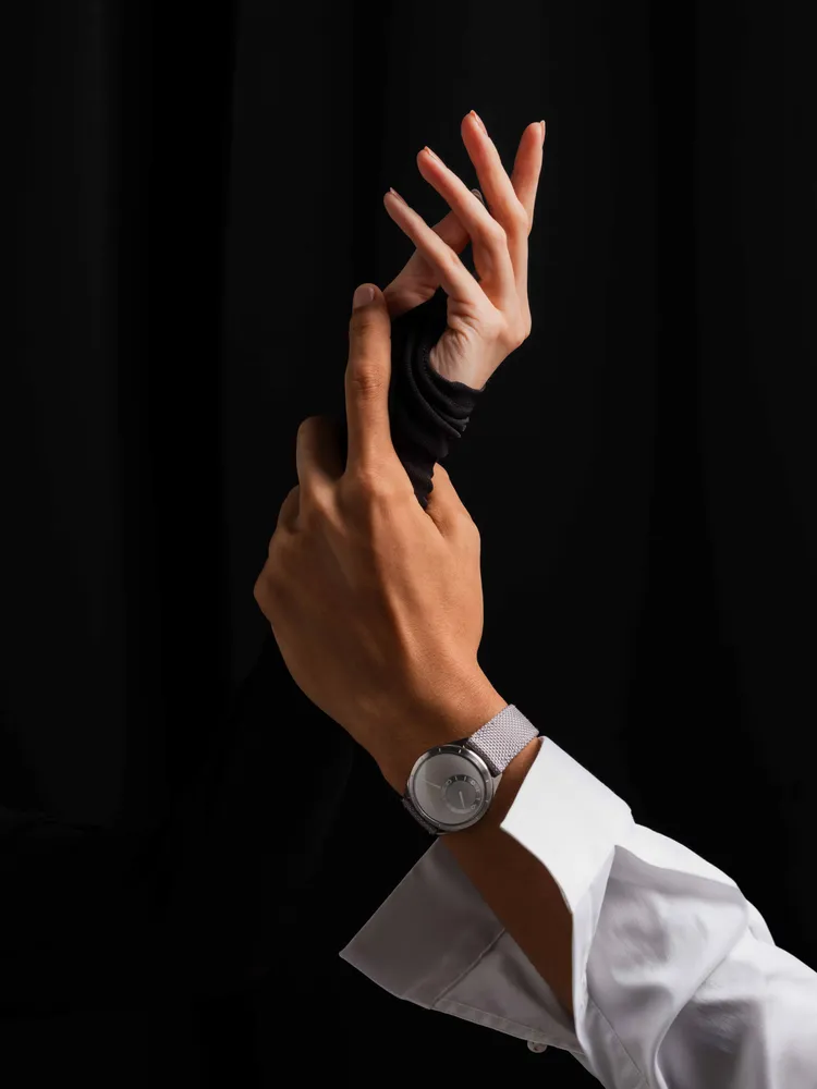 Ressence延續Type 8的極簡主義精神，推出尺寸更為精鍊的Type 9腕錶。品牌提供