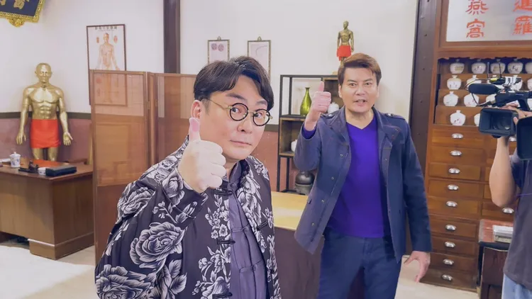 洪毛和倪齊民隨著劇情轉向第二代也有不同的造型。民視提供