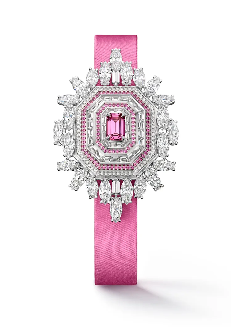 海瑞溫斯頓全新Ultimate Emerald Signature頂級珠寶腕錶，32*46mm，18K白金錶殼，鑲嵌寶石錶盤，粉色緞面錶帶，石英機芯，防水深度30米。品牌提供
