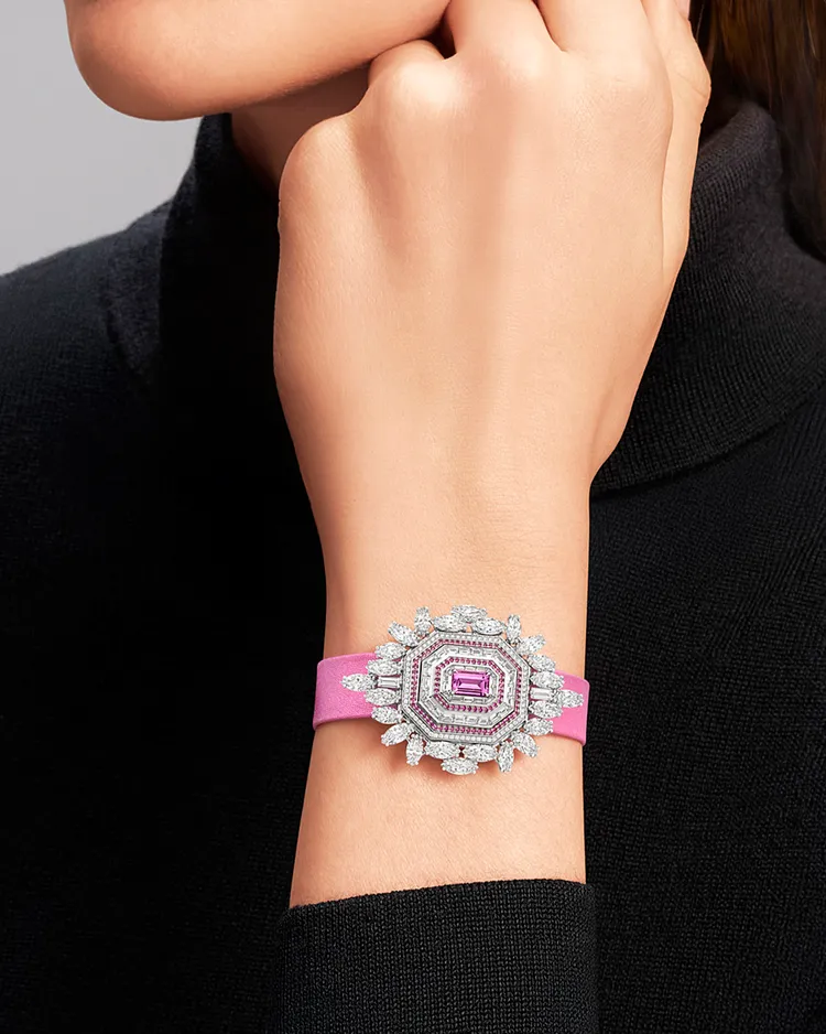 海瑞溫斯頓慶祝Ultimate Emerald Signature系列十周年，獻上鑲嵌有近10克拉鑽石和浪漫粉色藍寶石的全新粉色綺麗款。品牌提供