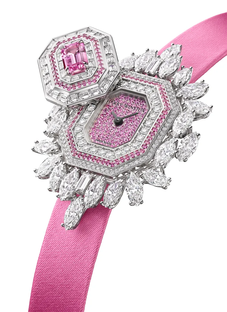海瑞溫斯頓全新Ultimate Emerald Signature頂級珠寶腕錶，32*46mm，18K白金錶殼，鑲嵌寶石錶盤，粉色緞面錶帶，石英機芯，防水深度30米。品牌提供