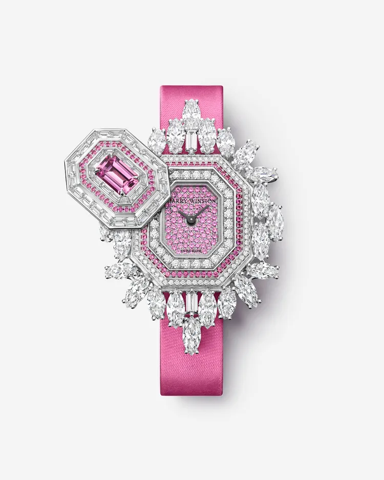 海瑞溫斯頓全新Ultimate Emerald Signature頂級珠寶腕錶，32*46mm，18K白金錶殼，鑲嵌寶石錶盤，粉色緞面錶帶，石英機芯，防水深度30米。品牌提供