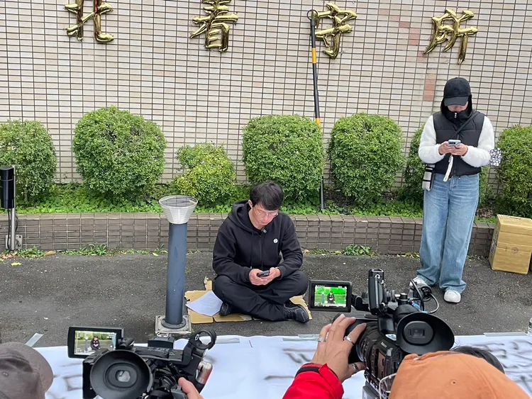 黃國昌前往北所外靜坐。民眾提供