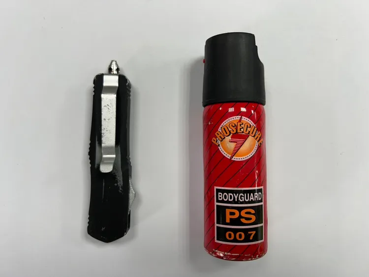 警方查或折疊刀與辣椒水。警方提供