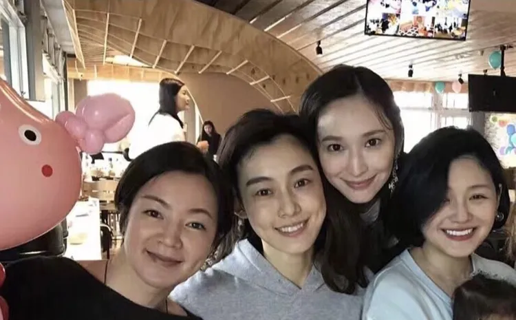 大S（右起）離世，S幫吳佩慈、范瑋琪、阿雅都十分不捨。翻攝吳佩慈IG