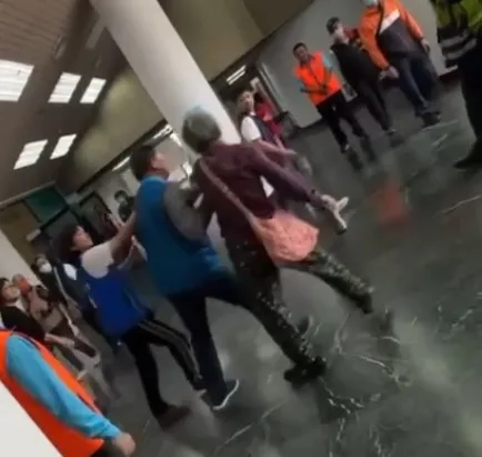 葉春蓮老師被粗暴對待畫面曝光引發校友怒火。翻攝畫面