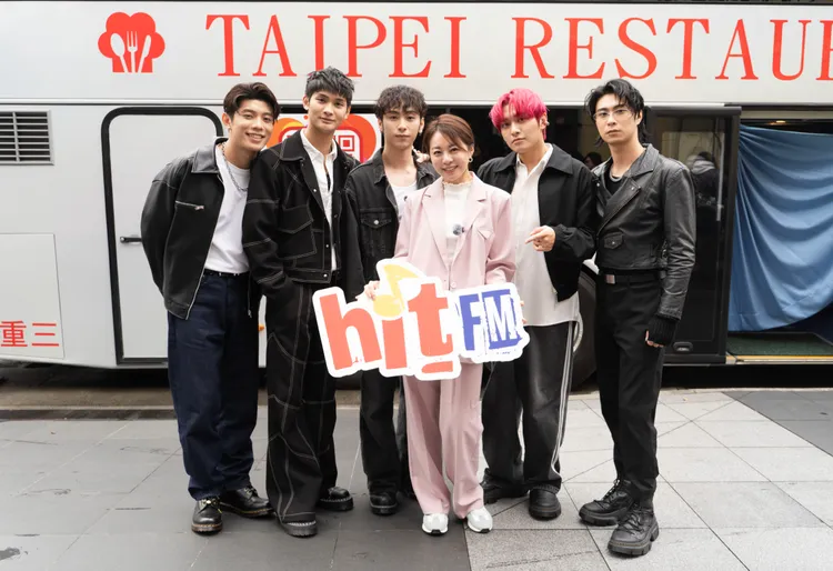 FEniX與DJ偉苓開心合影留念。Hit Fm聯播網提供
