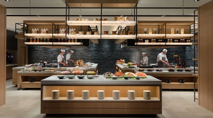 MJ Kitchen提供舒適宜人的空間，並擁有大面玻璃窗景，以開放式廚房為特色，呈現多樣精緻的自助料理區，力邀貴賓用滿滿的美食，迎接全新的一年，更能盡情享受放空的靜謐時光。台北國泰萬怡酒店提供