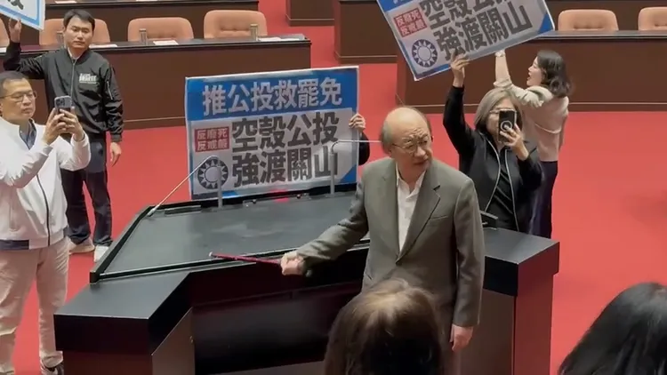 柯建銘拿著斷掉的拐杖敲打桌子斥罵。翻攝自牛煦庭臉書