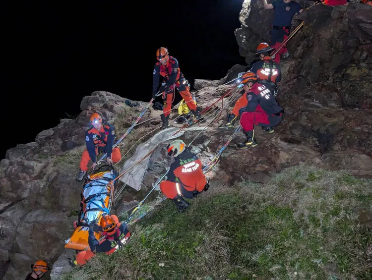 消防人員花費一番力氣才將男子吊起。翻攝畫面