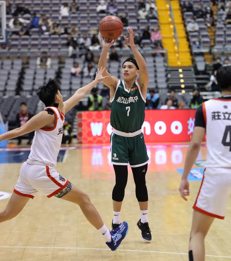 劉程恩(中)。名衍行銷