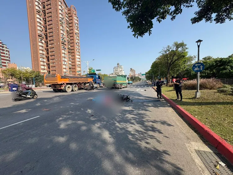 北投承德路大貨車與機車碰撞，騎士遭輾慘死。翻攝畫面
