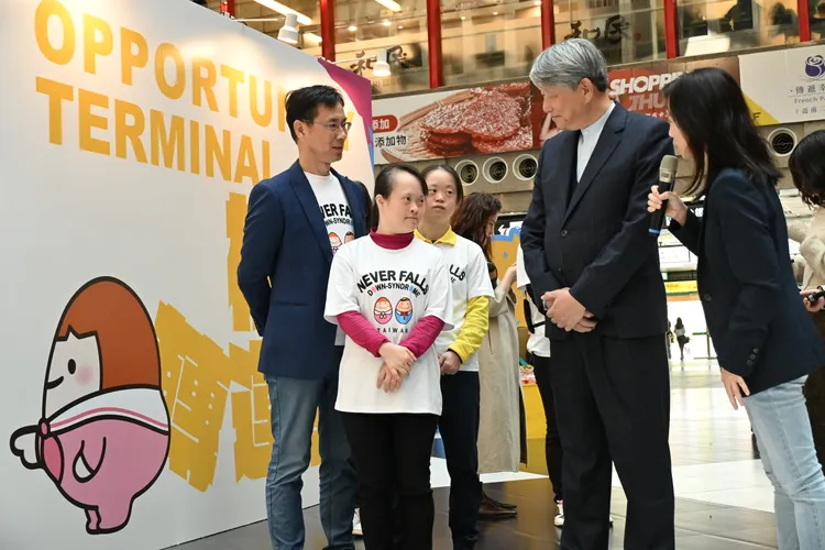 之前因「蒙古症」失言引起各界撻伐的經濟部長郭智輝，今天下午參觀「世界唐氏症日特展」。唐氏症基金會提供