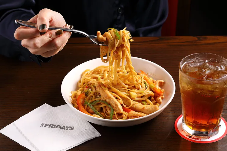 TGI FRIDAYS白色情人節雙人套餐只賣一天！搶吃高人氣泰國香辣雞肉麵。業者提供