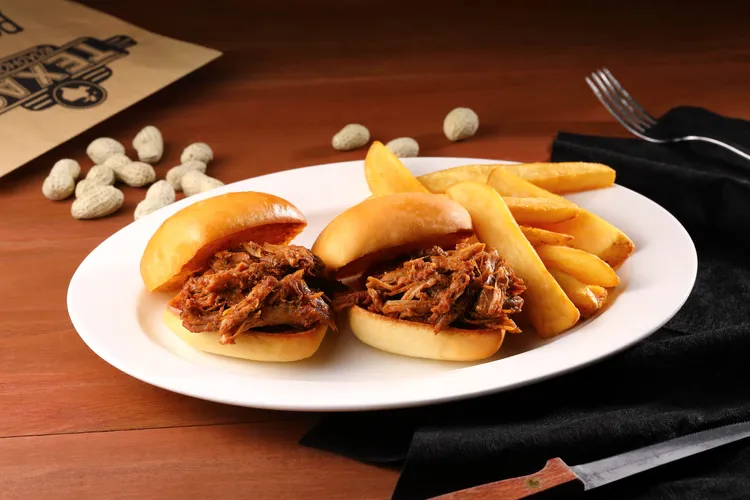 Texas Roadhouse 3/11起推出限定雙人套餐，可品嘗到新品「手撕豬迷你堡」。業者提供