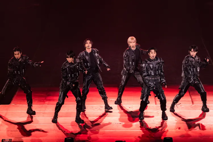 NCT 127身穿帥氣黑色皮衣登場。COME ON JKSSP提供