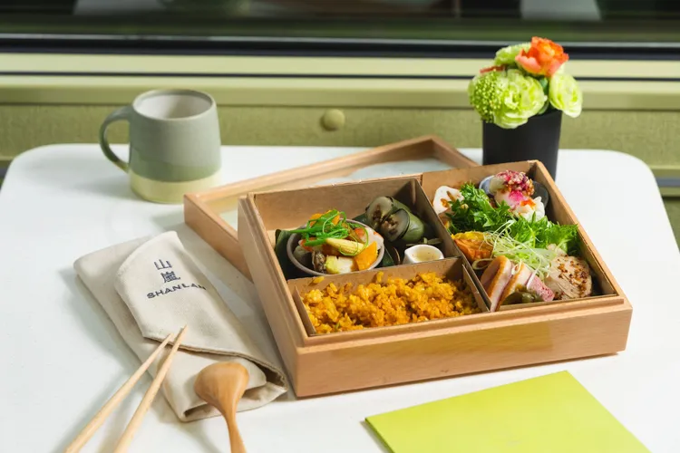 山嵐號找來第三屆世界名廚錦標賽雙料冠軍葉志龍，以6大主題設計系列餐點。雄獅旅遊提供