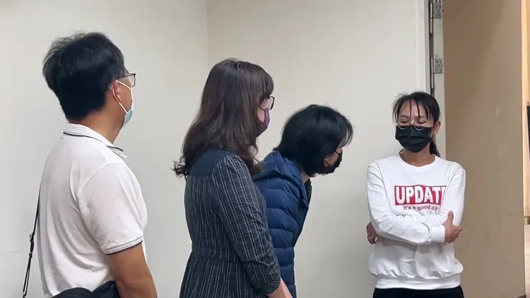 校方人員忙鞠躬，但母親不願對話。翻攝畫面