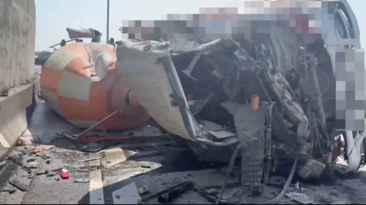 水泥車自台84匝道過彎時失控側翻，摔落到至台61路面，車體嚴重變形。翻攝畫面