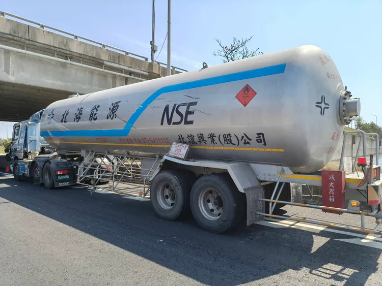 水泥車自台84匝道過彎時失控側翻，摔落到至台61路面，撞擊到石油氣槽車。翻攝畫面