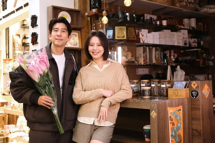 劉品言（右）與修杰楷逛士東市場，竟巧遇劉品言媽媽，還送他鮮花。鏡電視提供