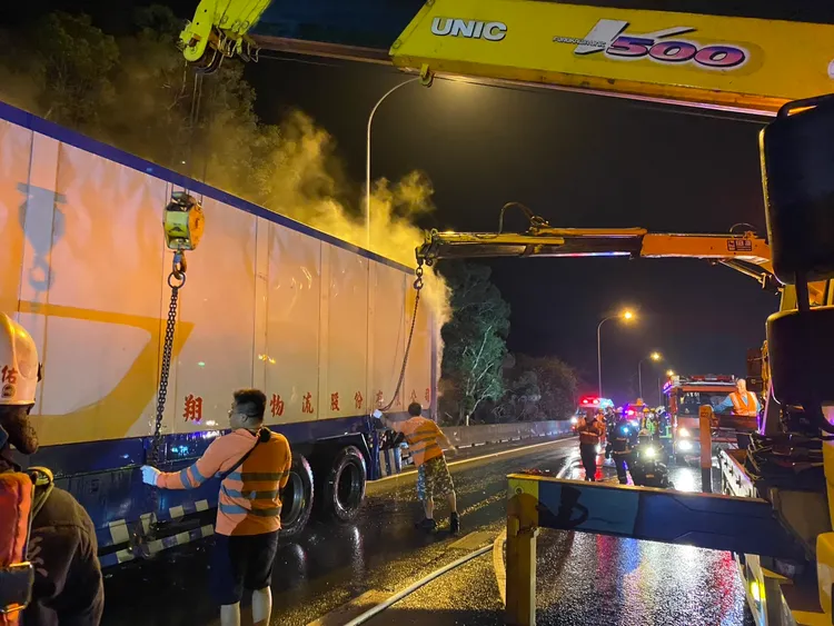國道警出動拖吊車移動事故大貨車。民眾提供