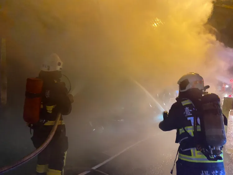 消防人員撲滅火勢，赫見28歲潘姓駕駛燒死在車內。民眾提供