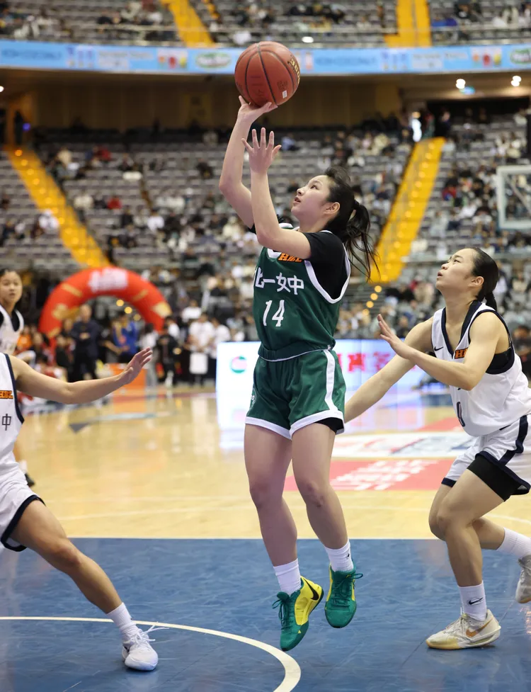 彭郁榛(中)。名衍行銷