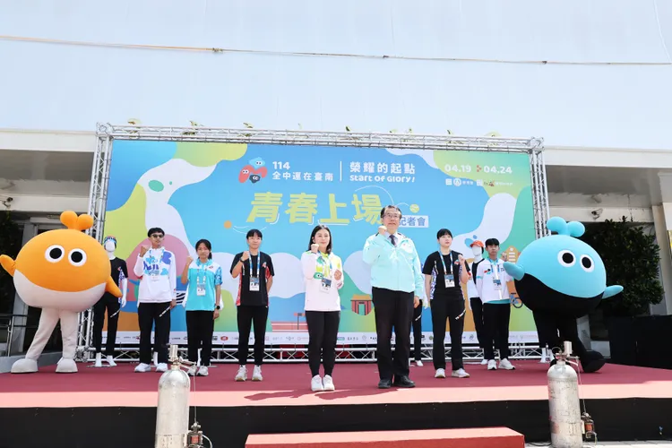 南市府公佈代表隊、裁判、工作人員、志工服裝，由選手展示走秀。南市府提供